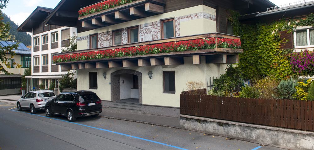 Pension Max Bed & Breakfast Zell am See Exterior photo